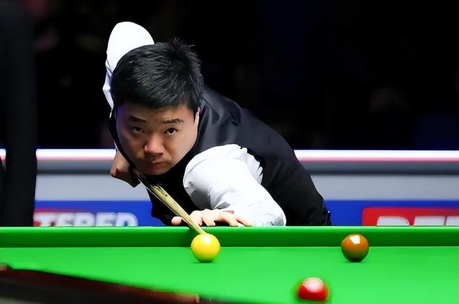 尽管他在比 尽管他在比